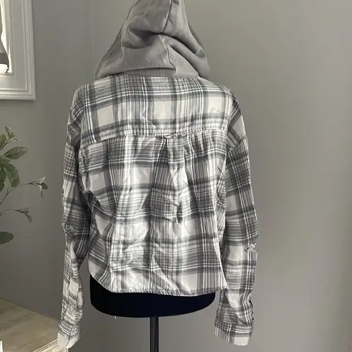 American Eagle American‎ Eagle Gray Plaid Button down crop top w/hood. Size Small