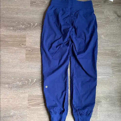 Lululemon  Dance Studio Mid-Rise Jogger *Full Length
Psychic 4