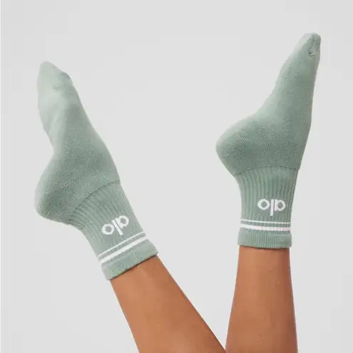 Alo Yoga NWT  Unisex Half-Crew Throwback Sock Icy Sage/White Small