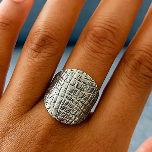 Metal Jungle black ring with a stretchy band.