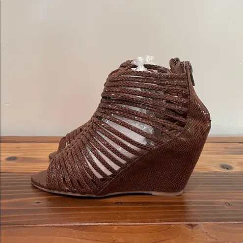 Jeffrey Campbell Ibiza  Strappy Wedge Sandals Size 7.5 Gladiator Stretchy Sandal