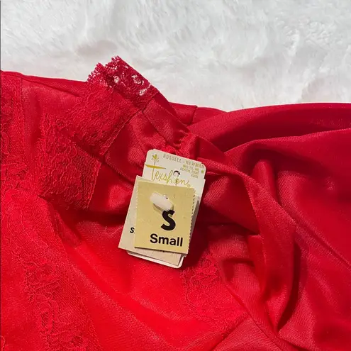 Vintage NWT Luxurious Scarlet Women's Robe Red