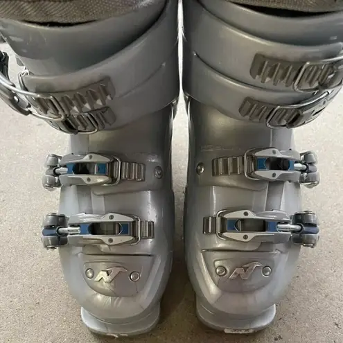 Nordica 10W Easy Move Skiing Ski Boots Women’s Sz 9/9.5 US Size Silver Gray Blue