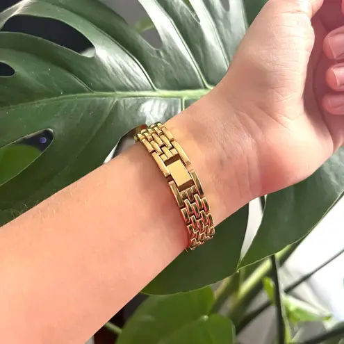 Gold vintage style timeless gold watch