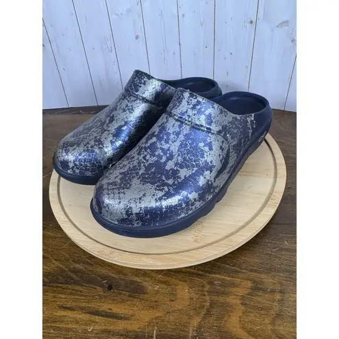 OOFOS OOcloog Women's Size 7 Limited Edition Navy Blue Snakeskin Recovery Clog - Image 2