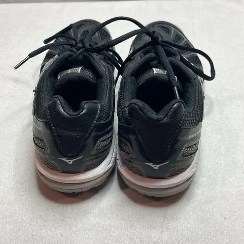 Mizuno  black and silver tennis shoes size 9