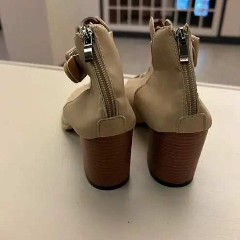 Chic Beige Strappy Heeled Sandals size 42 or 10
