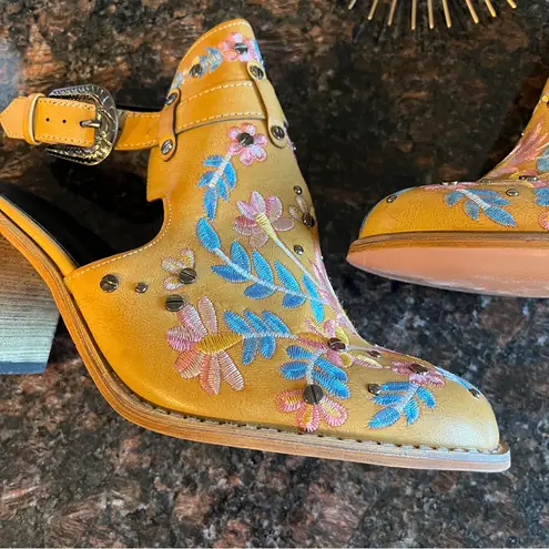 Embroidered Riveted Block Heel Sling Back Bootie Sandals Ankle Strap Size 10 Tan