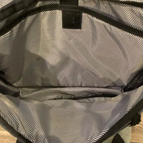 Swiss Gear Messenger / Laptop Bag. Adjustable strap Shoulder Pad Gray