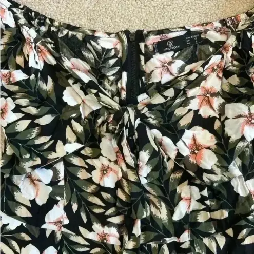 Volcom  Coco Short Sleeve Romper in size xs