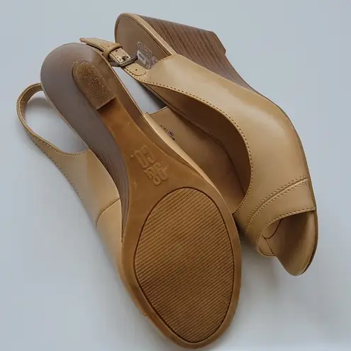 P&Co 9 & jjgevette tan neutral slingback wedge sandals size 6½