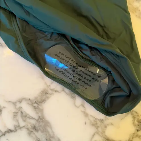 Quince NWT Palm Green Women’s Italian Plunge One-Piece Swimsuit Sz L 🌴