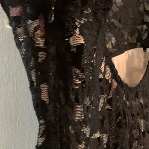 Donna Mizani NWT Form Fitting Dress Size Large Black Lace Overlay