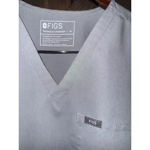 FIGS  Technical Scrub Top Womens Size M Gray Short Sleeve Pocket Medical Nurse RN