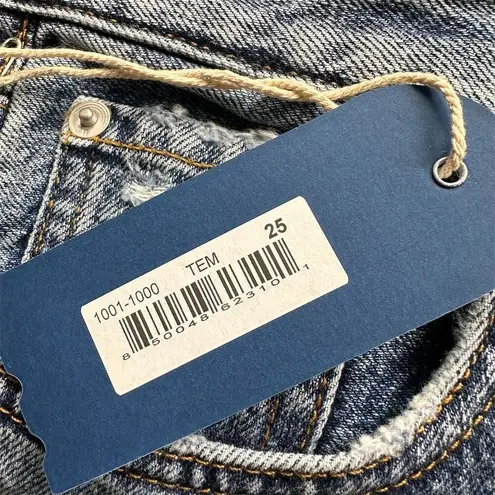 NWT Daily Blue Women's Hype Cropped Jeans Medium Wash Blue Distressed Size 25