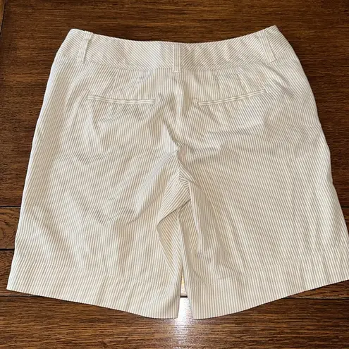 White House | Black Market EUC  seersucker 9 inch shorts size 4