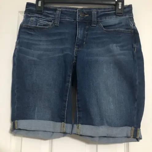 Time and Tru Bermuda women’s size 4 jean shorts mid rise medium wash Blue