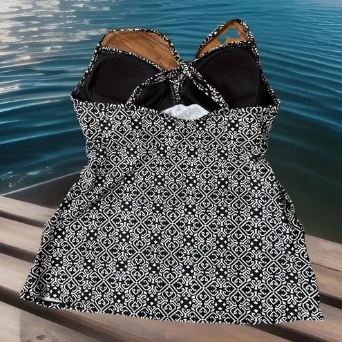 Liz Lange maternity Swim Top - size L