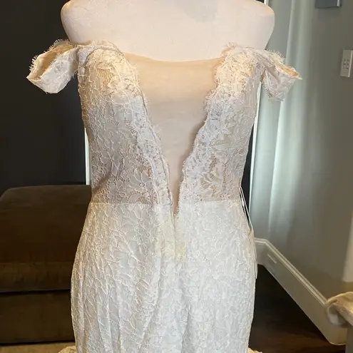 Women’s Lace Wedding Dress Mermaid Fit with Train Size 8 NWT