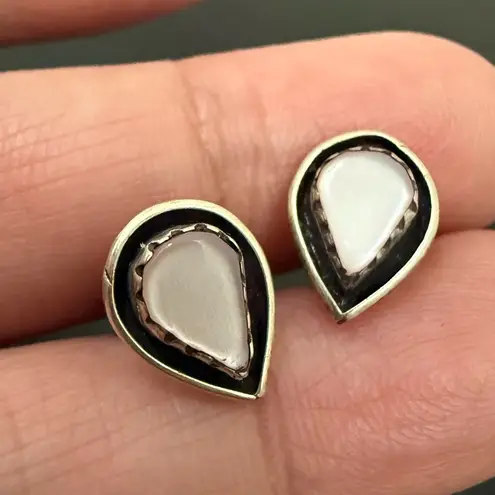 Vintage Unsigned Sterling Silver Mother of Pearl Teardrop Tiny Stud Earrings 1g.