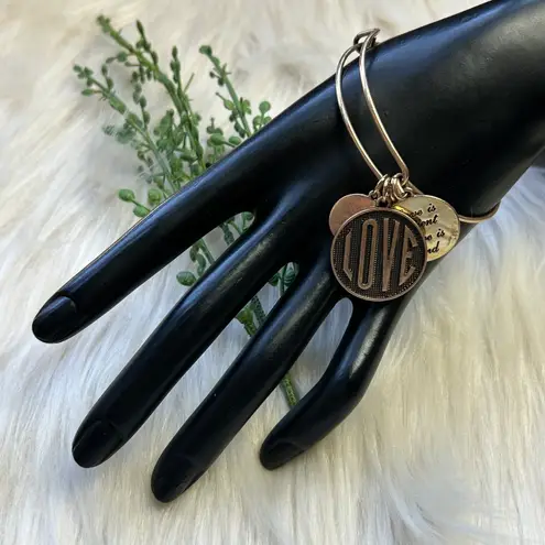 Love never fails bracelet