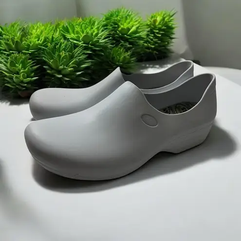 Sticky Professional Shoes for Women in White Size 8