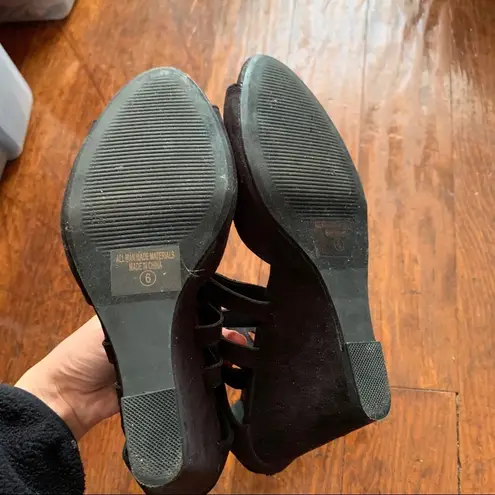 ⭐️ Black Laser Cut Scallop Ankle Strap Peeptoe Wedge Sandals Size 6