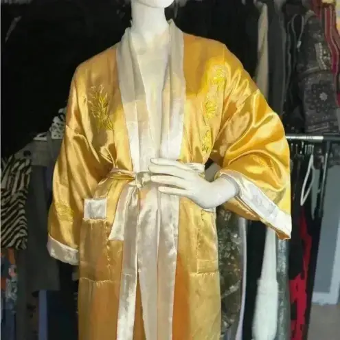 Kimono In Beige And White Silk Reversible One Size Kimono. E28 Gold