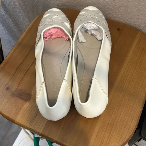 Aerosoles  White/gray flats size 10