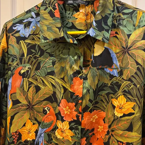 ZARA  BRAND GREEN FLORAL TROPICAL PRINT POLYESTER BLOUSE HAS PARROT /TIGER DESIGN