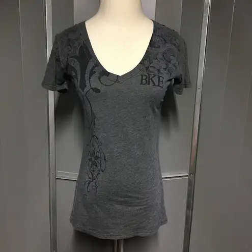 BKE THE BUCKLE // Women’s Gray V-Neck Short Sleeve Shirt, Medium