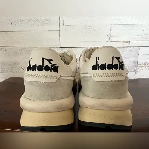 DIADORA Gender Inclusive Mercury Elite Water Resistant Sneaker in Size 6 5. (Wo) White