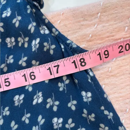 Anthropologie Velvet by Graham & Spencer Blue and White Floral Ruffle Top size Size M