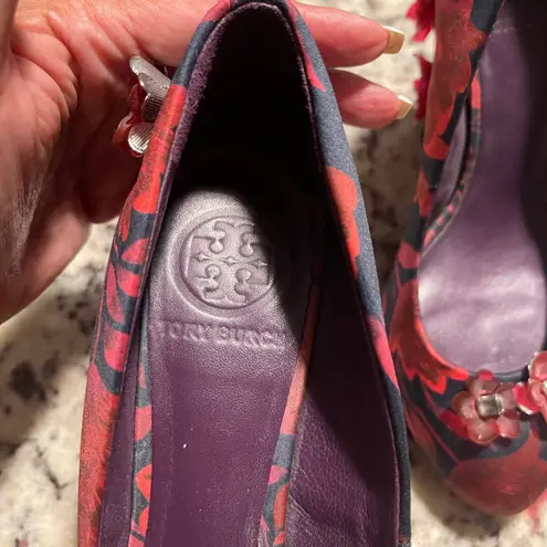 Tory Burch Tory‎ Burch Floral Satin Elmira Wedge Heels Red Navy Flower Embellished Size 7M - Image 8