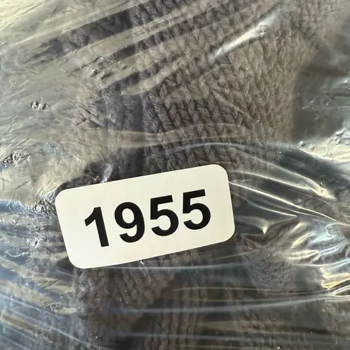 Bog Womens size medium cropped long sleeve sweater with seam detail 