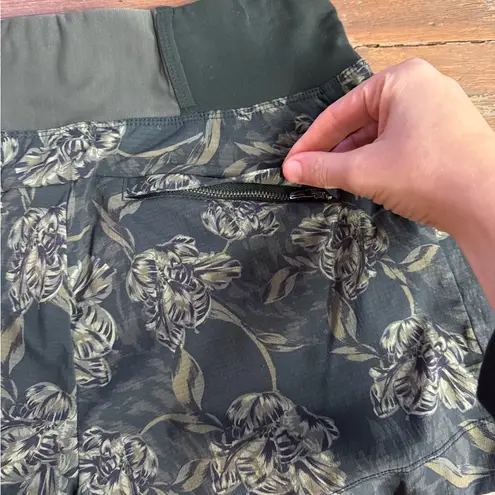 Athleta  Trekkie North Floral Print Pull On Athletic Shorts PFF 50+ ~ Size 4 💚🍄