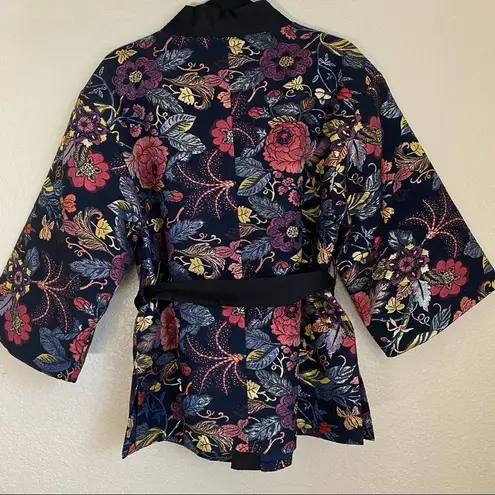 Bebe NWT  Jacquard Belted Kimono Size Small floral tapestry