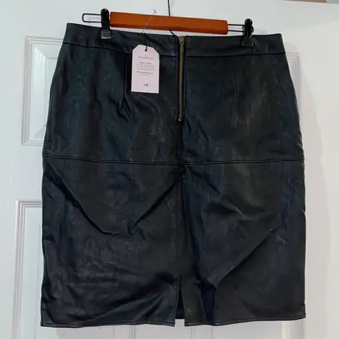 CAbi  509 Fleather Skirt with pockets