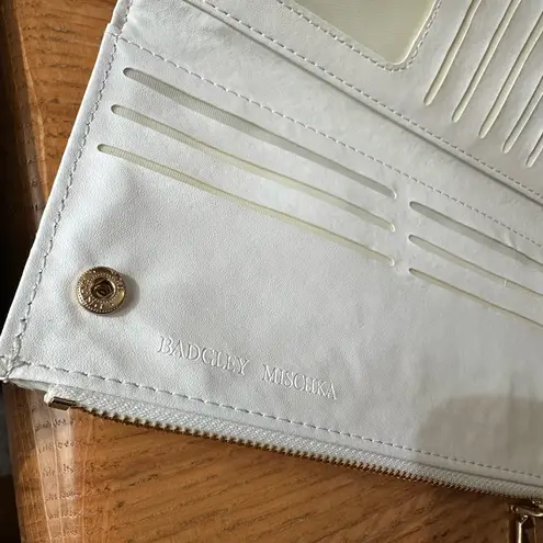 Badgley Mischka NWT white quilted faux leather slim wallet gold accents $59 MSRP