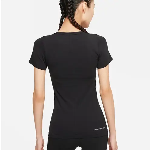 Nike DRI-FIT ADV AURA WOMEN'S SLIM-FIT SHORT-SLEEVE TOP