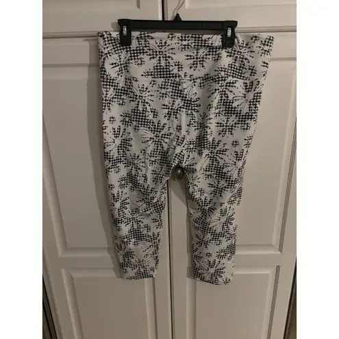 Suave Capri Leggings Woman 1X Revolutionary Tummy Control Black White floral