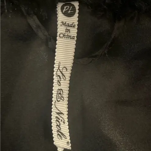 Leo & Nicole Black Faux Fur Sweater Wrap Lined Vest PL
Design Minneapolis Size undefined