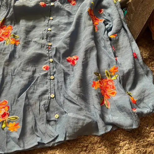 EUC Fig and Flower Roll Tab Sleeve Embroidered Floral Blouse Sz. M Cornflower Blue Size M