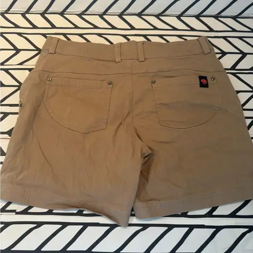 Mountain Hardwear Mountain Hardware tan hiking shorts in size large