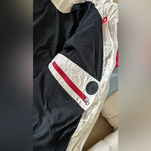 PERFECT MOMENT WOMEN’s
Queenie ski jacket size XL Red