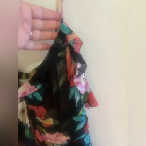 Karen Millen size 8 black floral floaty dress w/ pleating detail. Black, flowers