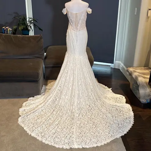 Women’s Lace Wedding Dress Mermaid Fit with Train Size 8 NWT