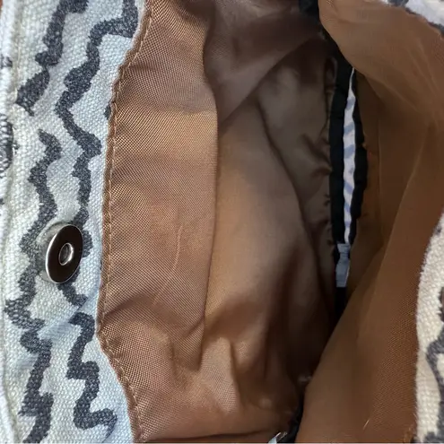 KAVU Keeper Crossbody Bag Purse Canvas Cream Black Zigzag Pattern Brown Lining