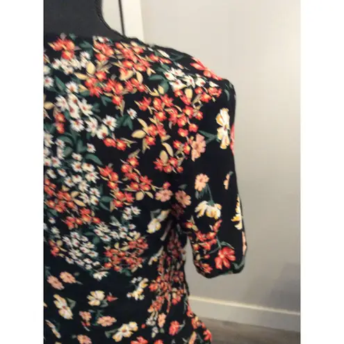 H& M Floral Size 4 Ruffled Cinched Front V Neck Top Black