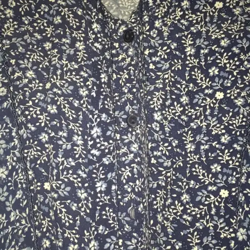 simply styled Woman’s Ruffle Crop Button Down Top